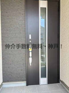 【玄関】 | 神戸市垂水区東垂水3丁目　新築戸建　仲介手数料無料！ | 明るい玄関です