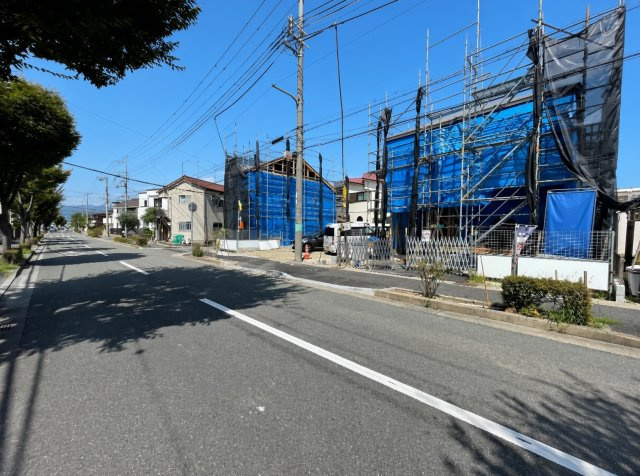 伊丹市鈴原町　第1期　新築一戸建ての前面道路含む現地写真|周辺は落ち着いた街並みの住宅地！子育てがしやすい住環境です！まだ未完成ですが、現地でしかわからない事もございます。是非一度ご覧ください。