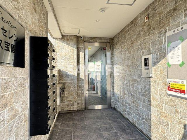 エクセレント久宝園のエントランス