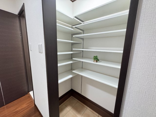 堺市西区菱木２丁　中古戸建の収納