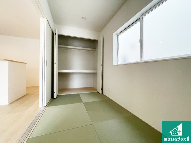 小野市神明町　第13期　新築一戸建ての和室|一室あると便利な和室は客間としてだけでなく、小さなお子様のプレイルームや食後のくつろぎスペースとしてもご利用いただけます。収納もついていますので整頓も楽々！