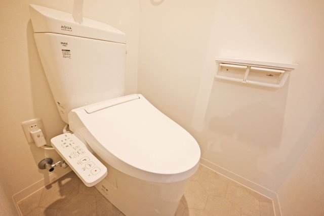 ハイツ東興のトイレ|一年を通して快適に利用できる温水洗浄便座付トイレです。