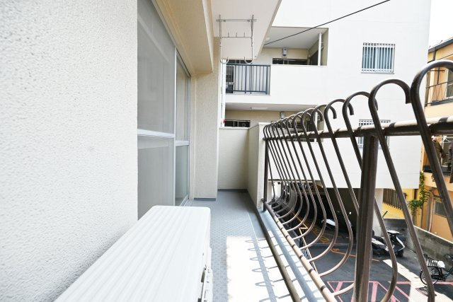 ハイツ東興のバルコニー|西向きバルコニー。陽当たりも良好なので、洗濯物を干すだけでなく気分転換にのんびりできる空間です。