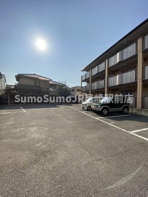 アップロード壱番館の駐車場|車をお持ちの方に嬉しい駐車場付きの物件です