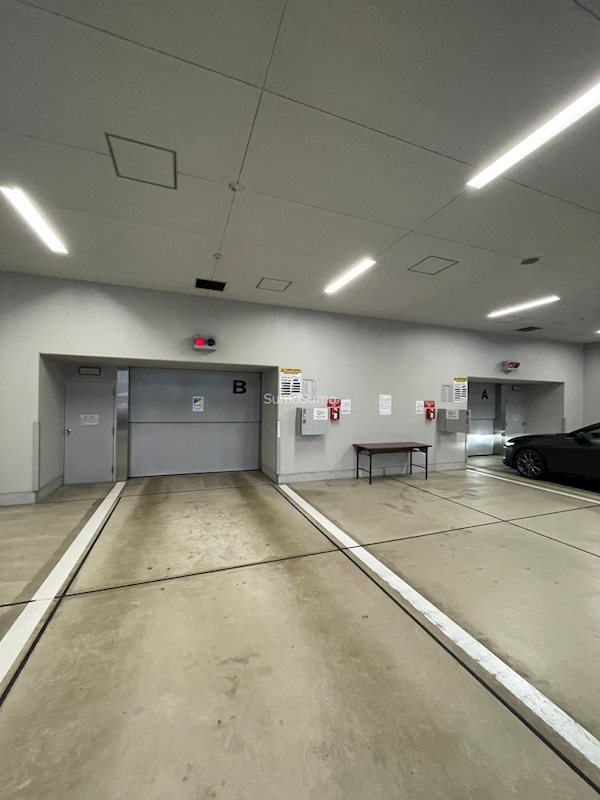 ローレルタワー難波の駐車場