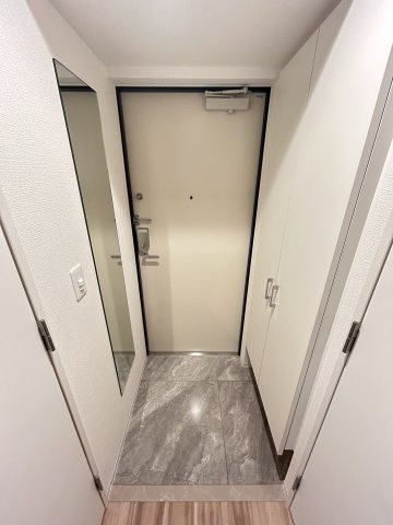 コンフォリア・リヴ淡路町一丁目の玄関
