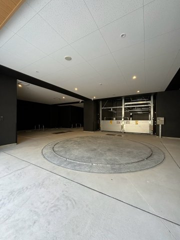 コンフォリア・リヴ本町ＷＥＳＴ Ｑの駐車場
