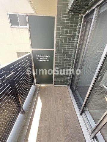 プレサンス塚本グランゲートのバルコニー|外からの目が気にならないバルコニーで洗濯物が干せます