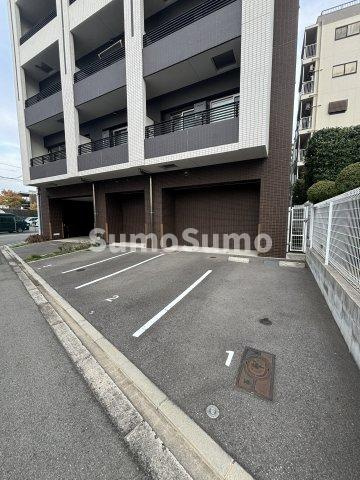 プラシード新町の駐車場