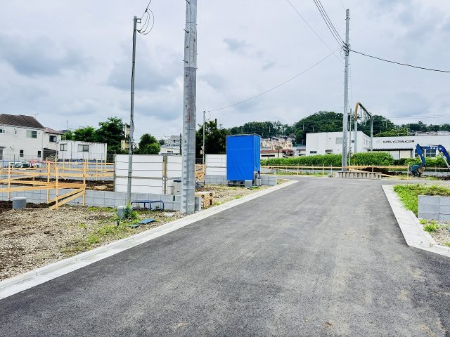八王子市　小宮町　新築一戸建て　４期の前面道路含む現地写真|～北西側5ｍ道路に面しています～