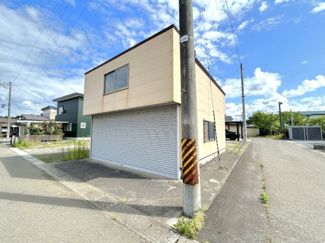 【その他】 | 大館市比内町扇田字伊勢堂岱150-54・土地物件 | 車庫があります。ご希望に応じて既存の車庫を残したままお引渡し可能です。