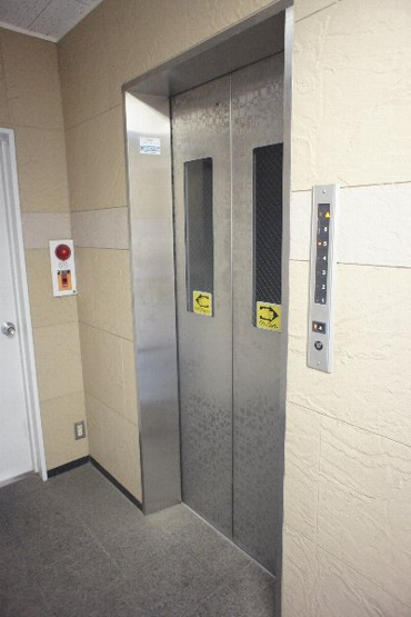 【その他共用部分】 | 本郷町マンション | 上階の方も便利なエレベーター付き