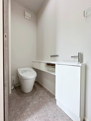 廿日市市阿品台1丁目 No.Bのトイレ|1階のウォシュレットトイレ☆
自動開閉機能付きの高機能タンクレストイレです♪