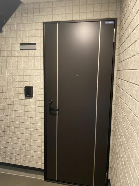 楽信マンションの玄関