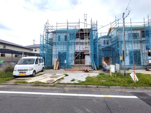 【外観】 | ハートフルタウン前橋市光が丘町27ーA | （建築中現地）新前橋駅まで1.8Km！
東中学校まで徒歩5分と通学安心の距離！