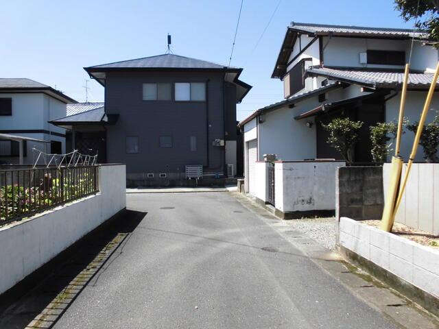 八代市古城町の中古一戸建の前面道路含む現地写真|前面道路幅員４ｍ、間口７．７ｍ