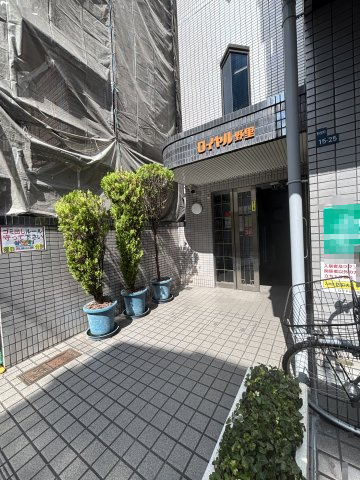 ロイヤル野里のエントランス