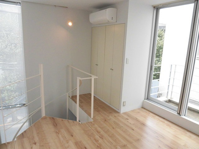 Ginkgo Ave.の洋室