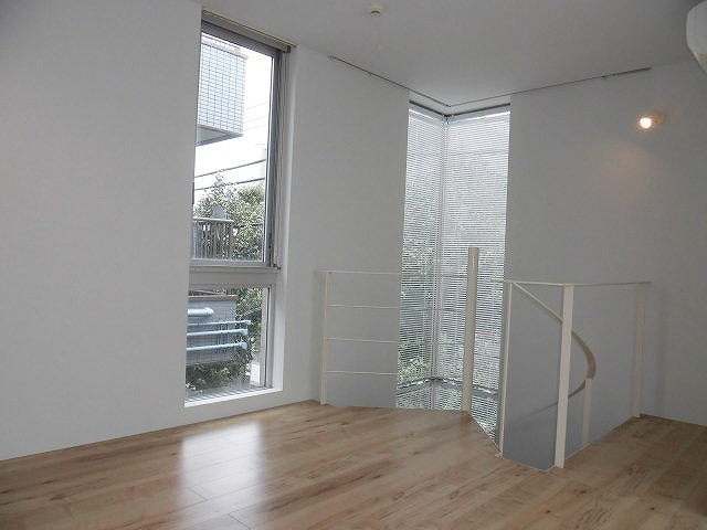 Ginkgo Ave.の洋室