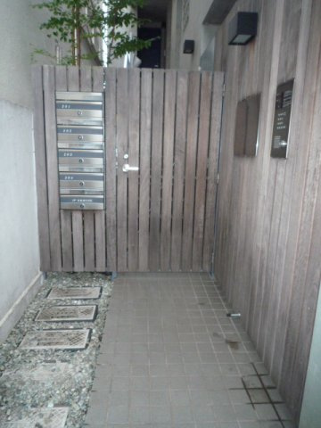 Ginkgo Ave.のエントランス