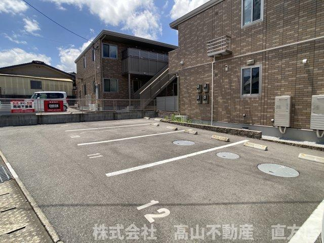 直方市大字頓野のアパートの駐車場