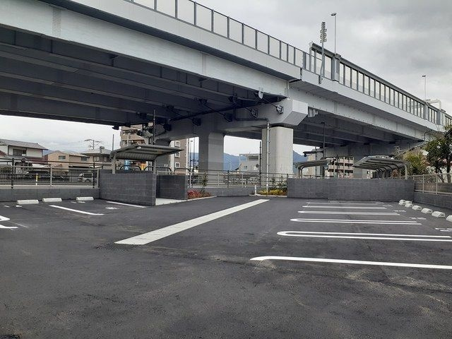アクティフ賀茂の駐車場