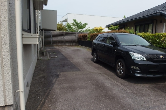 アパルトマン竜美台１の駐車場