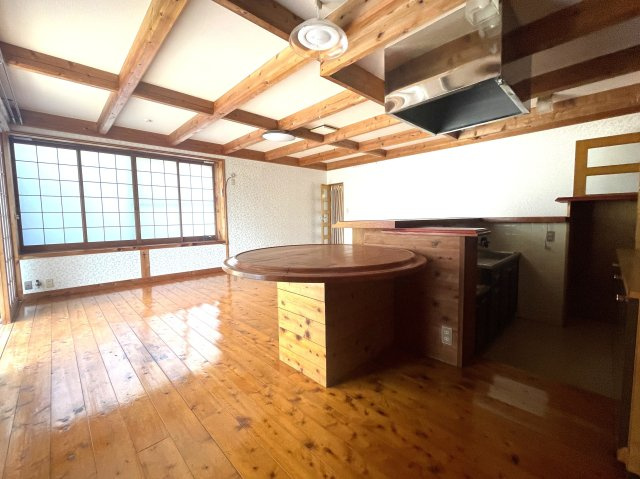 津山市上横野　中古住宅　平屋　5LDKの内装|バースペース　15畳