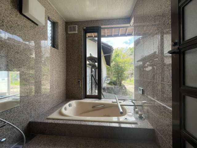津山市上横野　中古住宅　平屋　5LDKの浴室