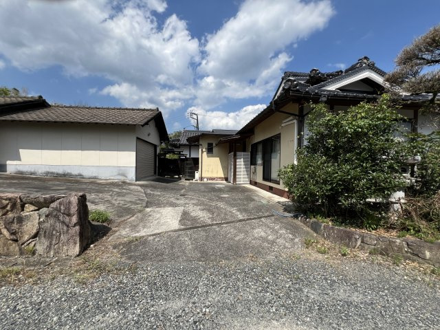 津山市上横野　中古住宅　平屋　5LDKの駐車場