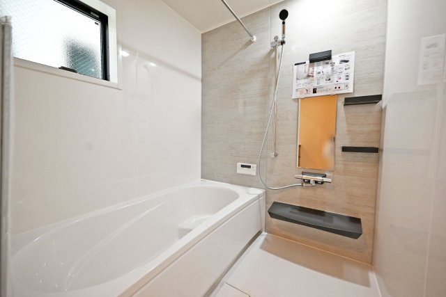 尼崎市西昆陽1丁目新築一戸建て│2LDK+2S+駐車1台可の浴室|清潔感のある浴室は、ゆったりとくつろげる空間。
毎日のバスタイムが楽しみになる心地よい仕上がりです。