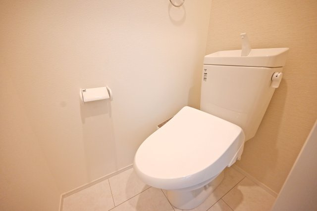 尼崎市西昆陽1丁目新築一戸建て│2LDK+2S+駐車1台可のトイレ|各階にトイレがあるため、毎日の暮らしをより快適に。
来客時にも気兼ねなく使えます。