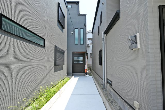尼崎市西昆陽1丁目新築一戸建て│2LDK+2S+駐車1台可の外観|耐震等級3・省エネ等級4・断熱等級4を取得。ハウスプラスすまい保険10年付きの、安心してお住まいいただける2LDK+2S新築戸建です。即日のご案内も可能です。ぜひお気軽にお問い合わせください。