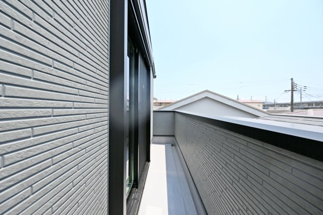尼崎市西昆陽1丁目新築一戸建て│2LDK+2S+駐車1台可のバルコニー|3階バルコニー
ちょっとした気分転換にも活躍する空間です◎