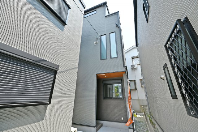 尼崎市西昆陽1丁目新築一戸建て│2LDK+2S+駐車1台可の外観|シックな外観が街並みに映える、洗練された一邸。落ち着いたグレートーンの外壁が上質な印象を演出します。住まいのデザイン性と心地よさを、ぜひ現地でご体感ください。