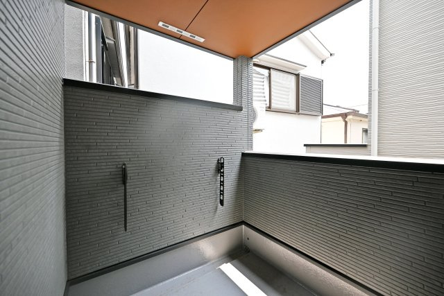尼崎市西昆陽1丁目新築一戸建て│2LDK+2S+駐車1台可のバルコニー|外からの視線が気になりにくい2階インナーバルコニー。天候の変化にも対応しやすく、洗濯物干しはもちろん、ちょっとした気分転換にも心地よく使える空間です。