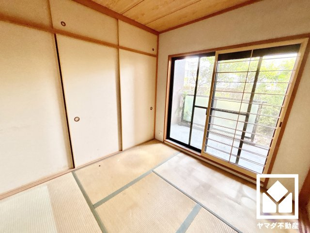 ヴェルビュ西宮北口の和室|約4.6帖の和室です。バルコニーにつながるお部屋で、通風・陽当たり良好。