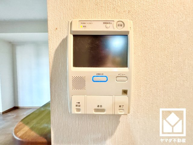 ヴェルビュ西宮北口の防犯設備|突然の来訪時にも防犯面で心強いモニター付きインターホンを設置。お留守番中のお子様も、室内からスムーズに相手の確認ができます。