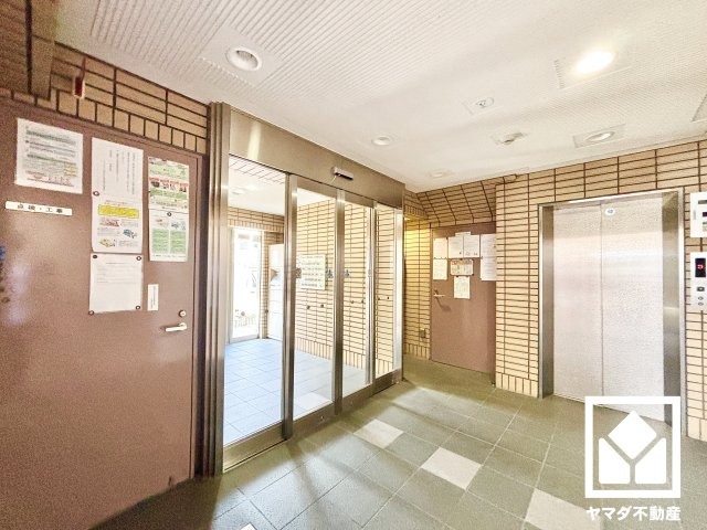 ヴェルビュ西宮北口のロビー|心地よい空間が広がる、美しいロビー。定期的な清掃・管理体制が整っており、帰宅時や来客時にも気持ちの良い空間です。