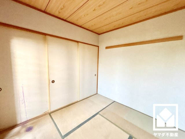 ヴェルビュ西宮北口の和室|約4.6帖の和室です。陽光がたっぷり差し込む洗練された和の空間。温かみのある畳のスッキリとしたデザインが、暮らしを心地よく彩ります。