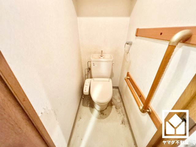 ヴェルビュ西宮北口のトイレ|明るく清潔感溢れるトイレです。温水洗浄便座付きで、季節を問わずいつでも温かい便座をお使いいただけます。トイレにも手すりが設置されており、家族みんなが使いやすい仕様です。