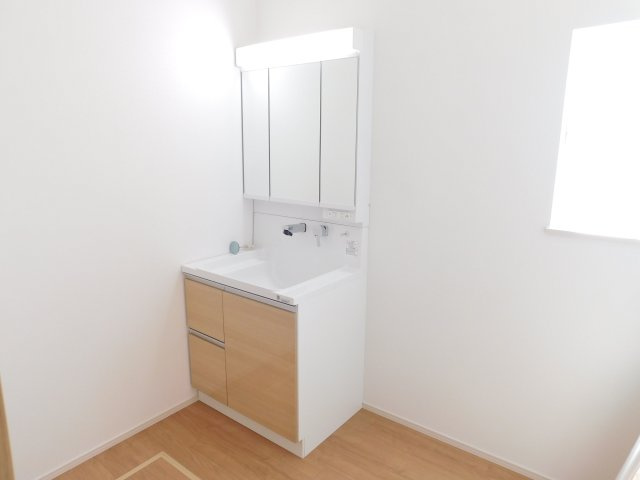 あま市新居屋久渕郷の新築一戸建の独立洗面台|◇洗面室◇　　広い洗面室！！　三面鏡シャンプードレッサー