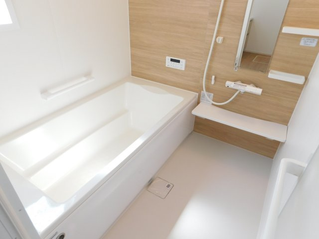あま市新居屋久渕郷の新築一戸建の浴室|◇浴室◇　　広い１坪サイズ・浴室暖房乾燥機・追い焚き機能付・ゆったり断熱浴槽・オートバス・バリアフリー・浴室窓あり　カウンターは取り外し可能でお手入れらくらく♪