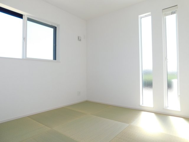 あま市新居屋久渕郷の新築一戸建の和室|◇和室◇　　南面で明るい和室４．５帖　全居室収納完備！　お子様の遊び場やお昼寝スペースなどにも利用できます♪
