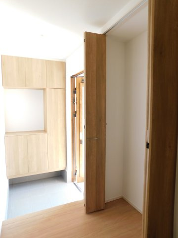 あま市新居屋久渕郷の新築一戸建の収納|◇玄関◇　　収納たっぷりシューズＢＯＸ完備♪　玄関ホールには日用品からアウトドア用品などがしまえる収納完備！