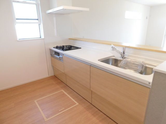 あま市新居屋久渕郷の新築一戸建のキッチン|◇キッチン◇　　人気の対面式・人工大理石トップキッチン・浄水機能付ハンドシャワー・静音仕様シンク・薄型換気扇・Ｓｉセンサーコンロ（３口）・床下収納庫付き