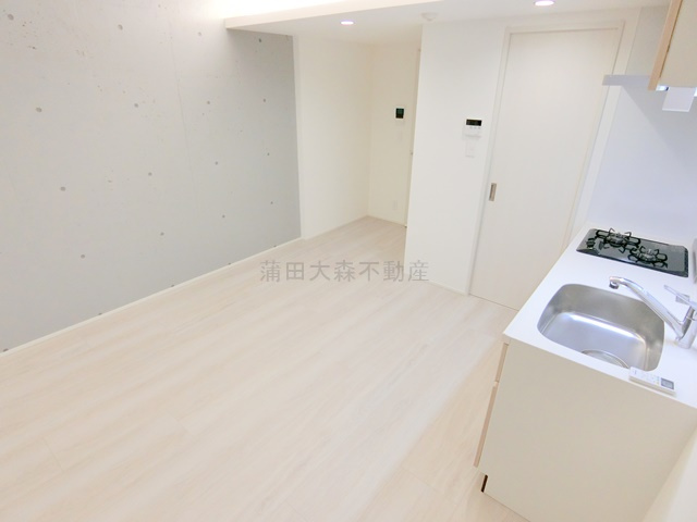 ADORE URBAN大森町Aの居間・リビング