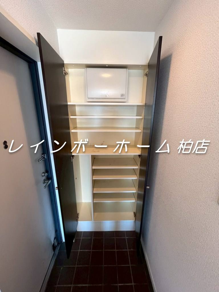 特典：仲介手数料が無料です!!の玄関|明るい玄関です
