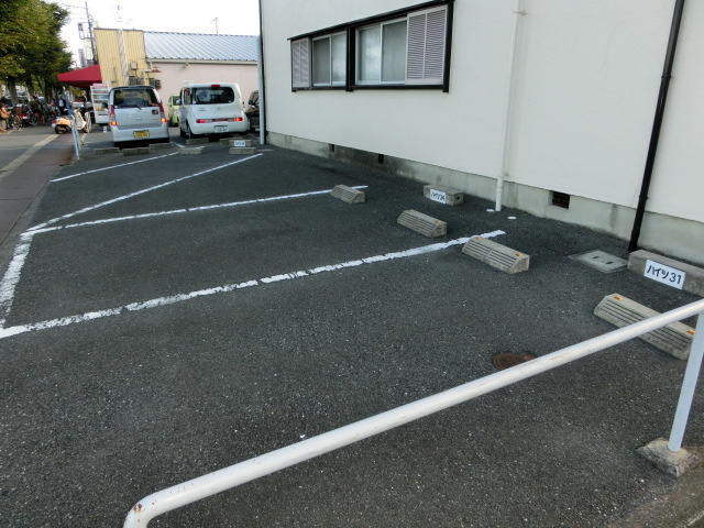 西畑ハイツの駐車場