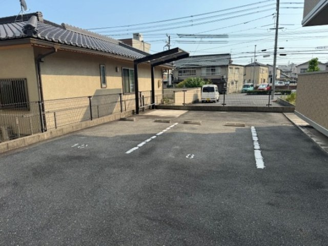 カーサグランデ新広の駐車場